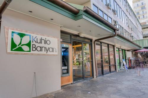 Waikiki Hotel | Oceanfront Kuhio Banyan Hotel with Kitchenette Convenience