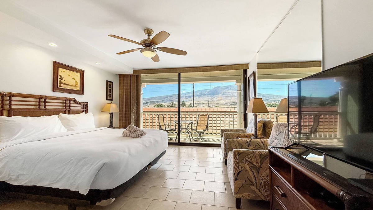 Historic Lahaina Front Street Condo | Lahaina Studio: Beachfront, Mountain View, Hot Tub