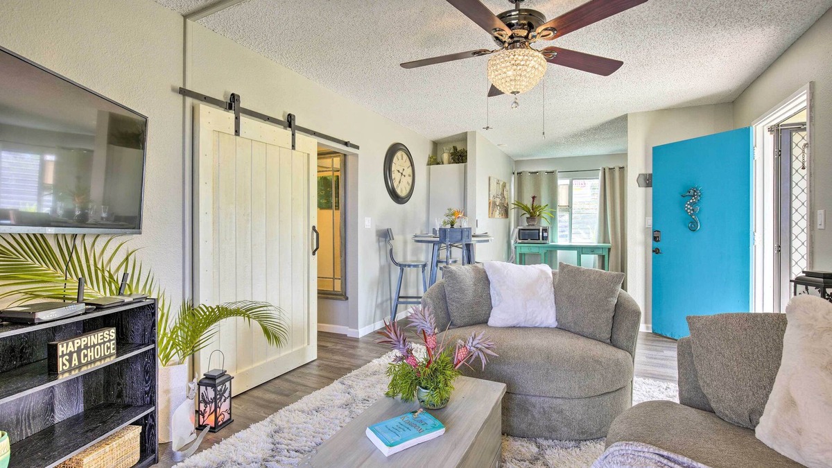 Historic Kailua Village Condo | Lanai & Community Pool Access: Sunny Central Condo