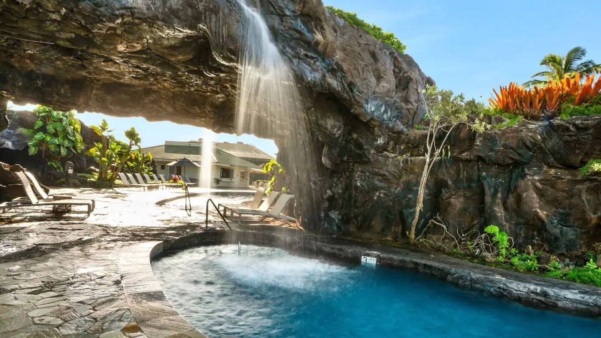 Hanamaulu Condo | Lava Lounge-Pool view/walkout access, 2 Queen Beds