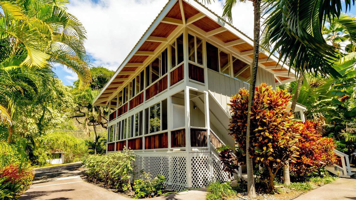 Honaunau-Napoopoo House | Let us Big Isle You! Proximity to the ocean without the beachfront price!
