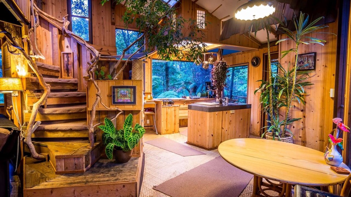 Royal Hawaiian Estates House | Live among the trees In this real-life treehouse!