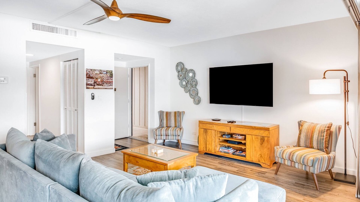 Kailua-Kona Condo | Lovely beach condo with lanai, AC, modern kitchen, pool & grills - walk Old Town