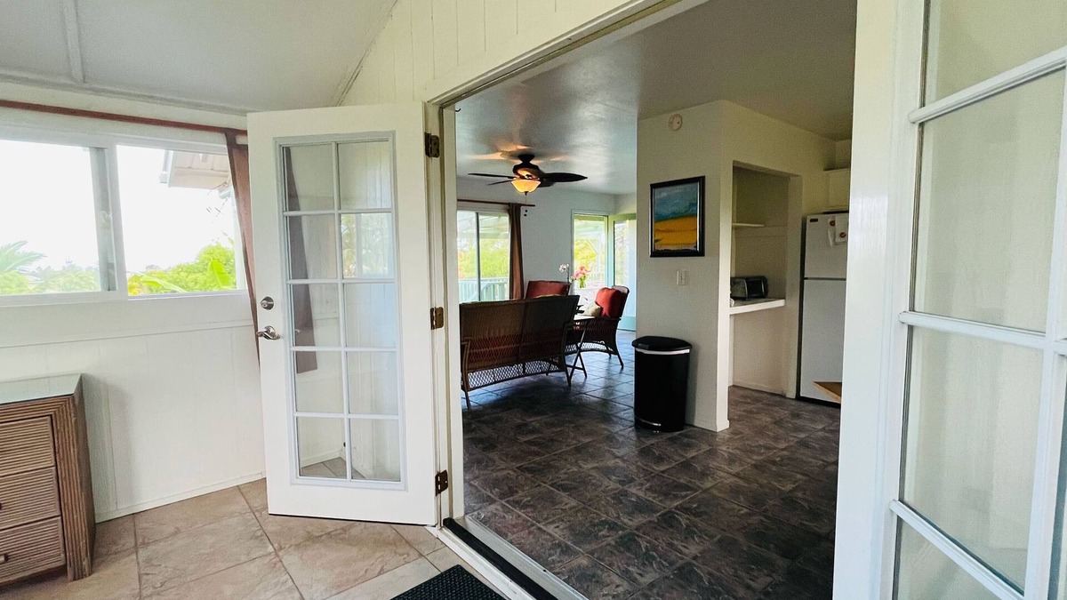 Kehena House | Lovely relaxing home with ocean view and beautiful painted murals