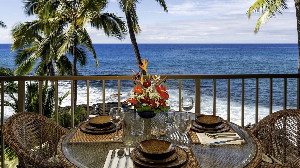 Kailua-Kona Condo | Lovely Updated Oceanfront Private Top Floor Condo Now with A/C!