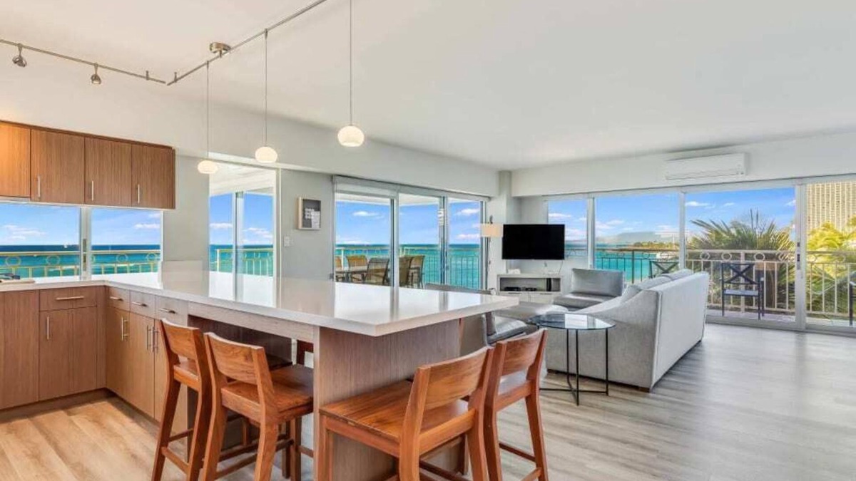 Waikiki Condo | Luxe Life on the Ocean’s Edge w/Wraparound Lanai, Kitchen–Waikīkī Shore 500