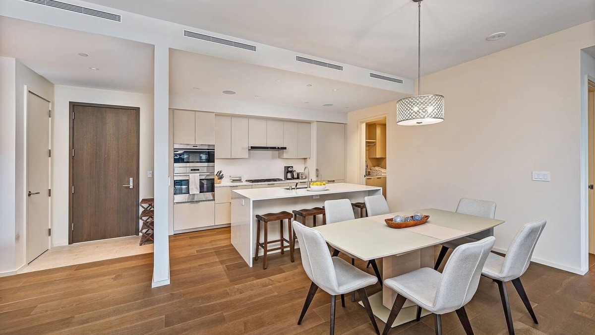 Ala Moana Condo | Luxurious Ocean & Sunset Views Condo at Park Lane w/Luxury Building Amenities