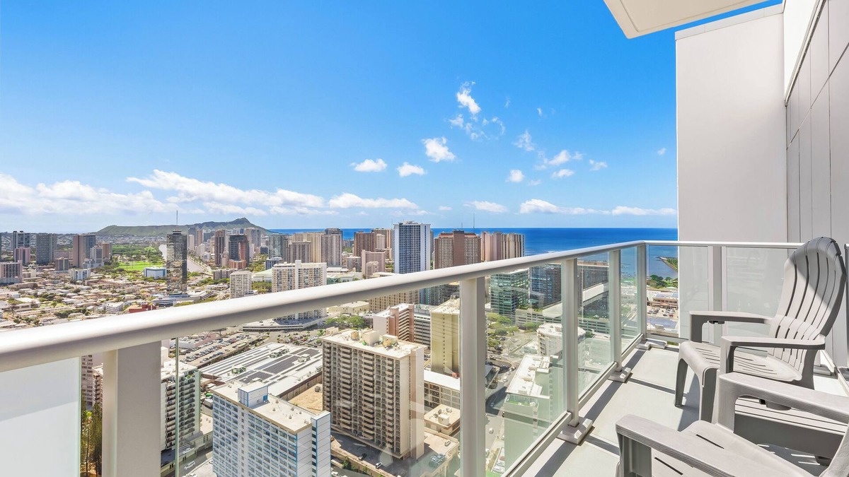 Ala Moana Apartment | Luxury 1-Bedroom Penthouse Overlooking Diamond Head