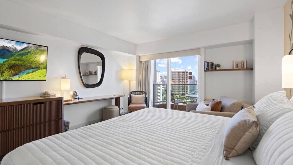 Ala Moana Bed & Breakfast | Luxury Hotel Suite-24th Floor, Ocean & City Views