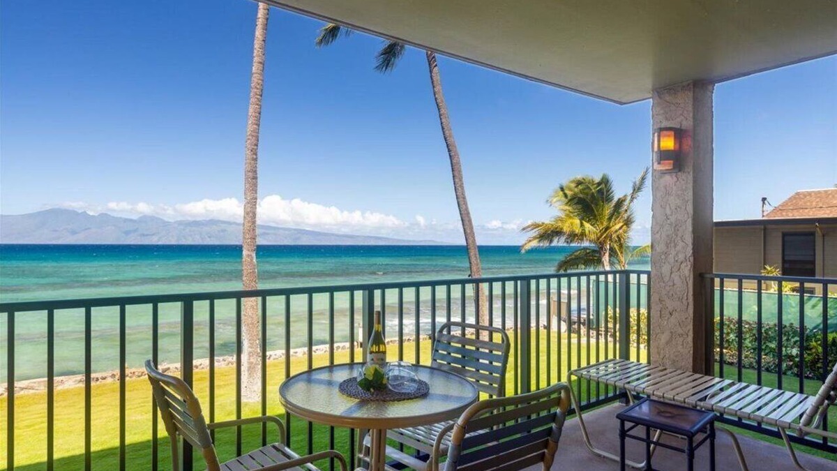 Honokowai Apartment | Luxury oceanfront studio with spacious lanai