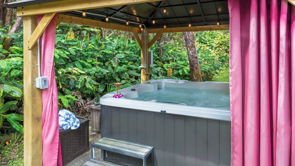 Volcano House | Luxury Suite 1 Mile from Volcanoes National Park
