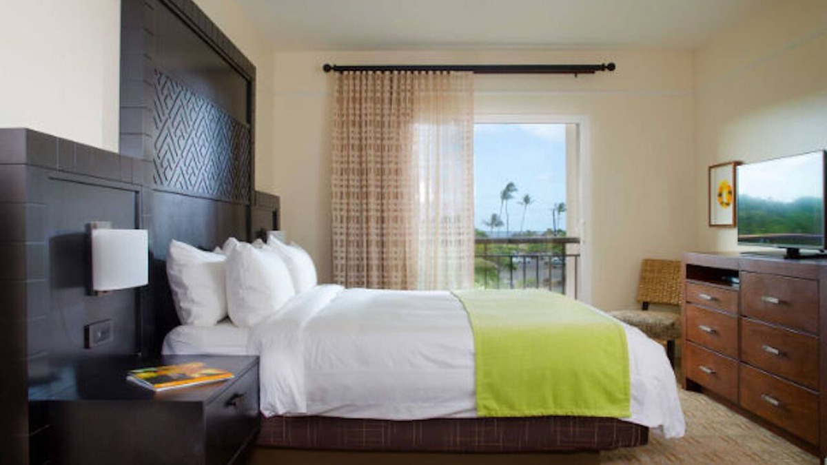 Poipu Resort | Marriott Waiohai Beach Club: luxury 2 bedroom on Poipu Beach oceanfront resort