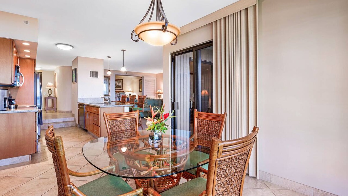 Kaanapali Condo | Maui Resort Rentals: Ka'anapali Ali'i 432 - Deluxe Oceanview Interior Courtyard