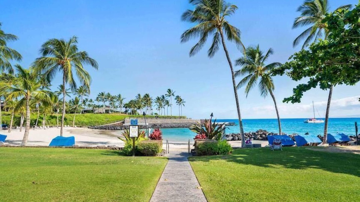 Kamuela House | Mauna Lani Fairways Walk to the Beach!