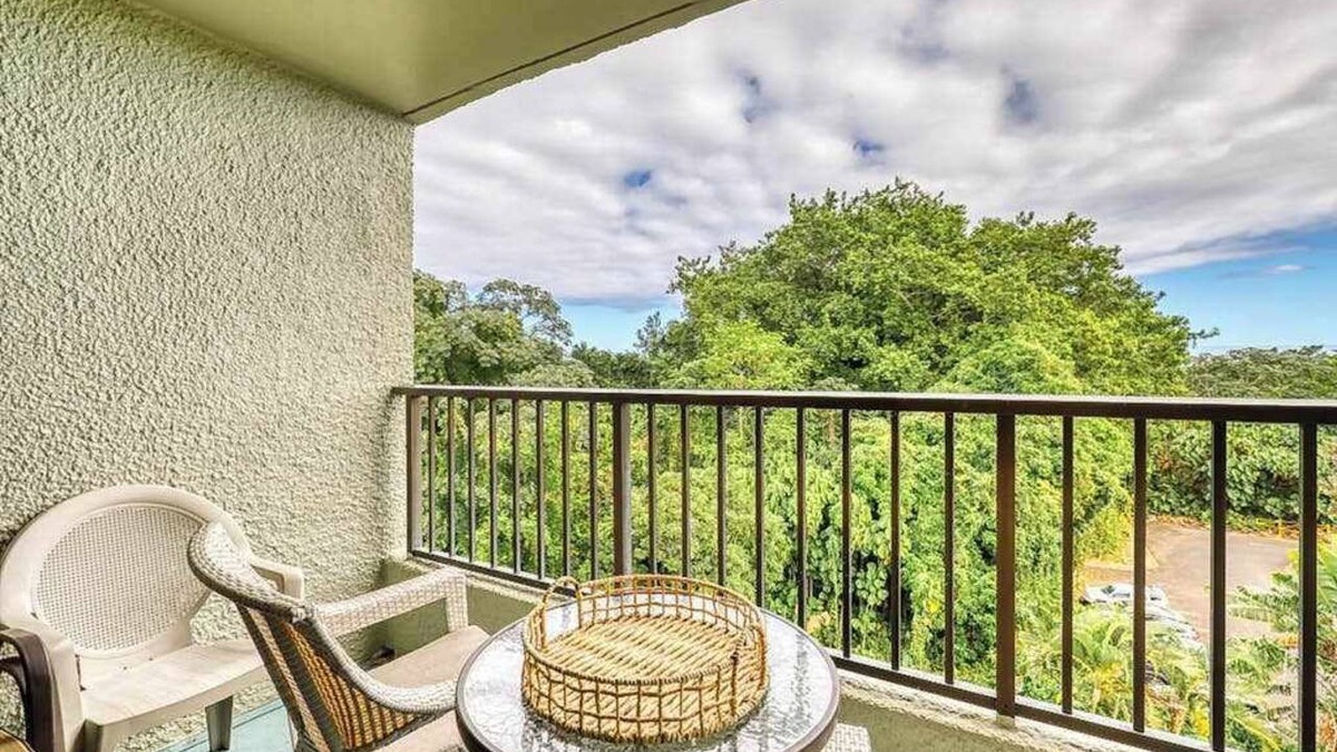 Hilo Condo | Mid-Century Hilo Condo Near the Ocean with Lanai & Shared Pool