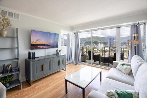 McCully - Moiliili Apartment | Modern Condo, Free Parking, Sleeps 4, 1 King Bed, 1 Queen Pullout Couch in Waikiki