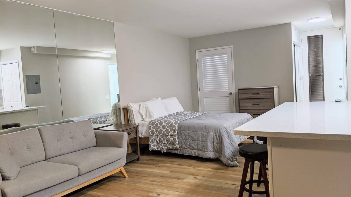 Makiki Apartment | Modern Studio - Comforts at Camelot