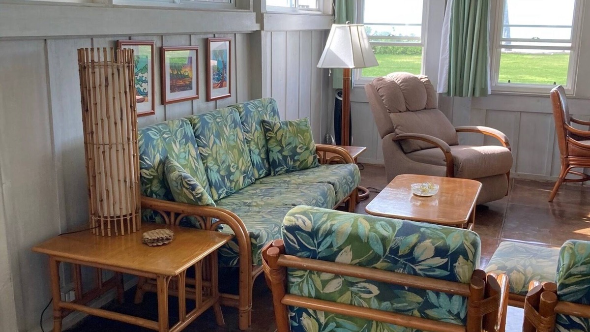 Mokuleia House | Mokuleia Classic Hawaiian-Style Beachhouse - Beautiful & Private Beachfront Home