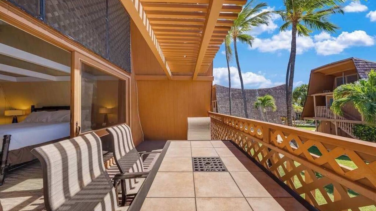 Kaunakakai Apartment | NEW Fall Special Oceanfront Molokai Studio with Balcony, Pool, and Palms