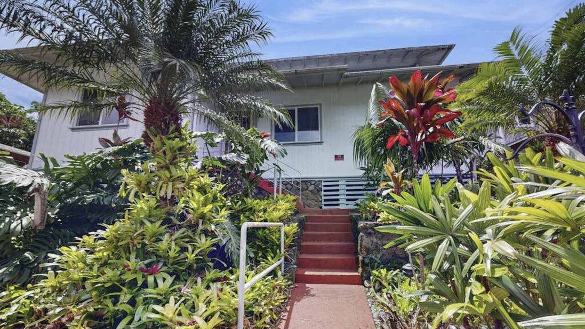 Kalihi Valley House | New Garden-Quiet Honolulu Guest House with Mountain Views