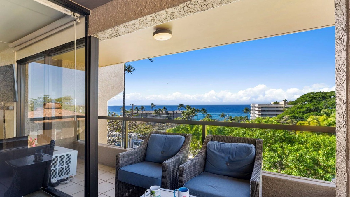 Historic Kailua Village Condo | New listing! Sunsets, Beach 5 min walk away, Wifi