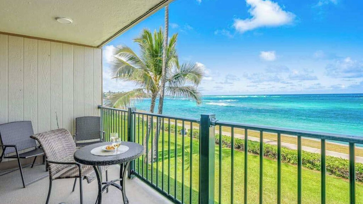 Kapaa Condo | *NEW* Oceanfront Kapaa Retreat with Private Lanai and Pool