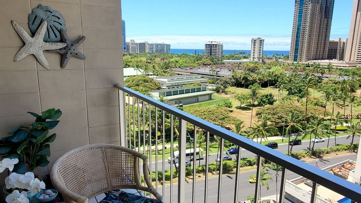 McCully - Moiliili Condo | NEW! Waikiki Ocean View One Bdrm Condo. AC, Pet, Pool, Beach. Parking fee.