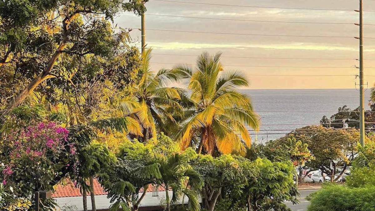 Historic Kailua Village Apartment | *New* Walk to Kailua Bay from This Bright Kona Retreat
