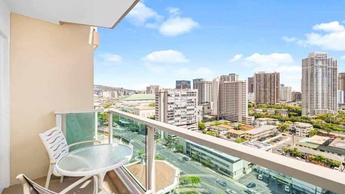 Ala Moana Apartment | Newly Renovated Ala Moana with Balcony