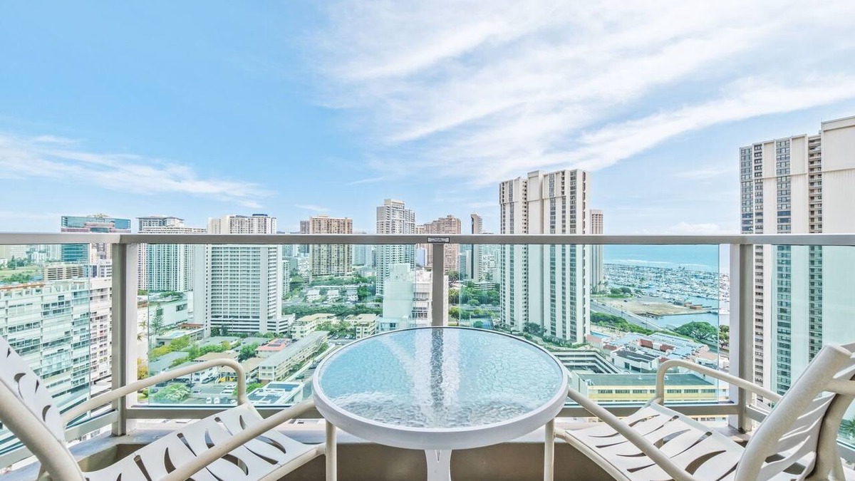 Ala Moana Condo | Newly Renovated Ocean with Queen Bed
