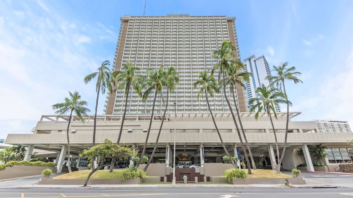 Ala Moana Apartment | Newly Renovated Top Floor Balcony MAIN