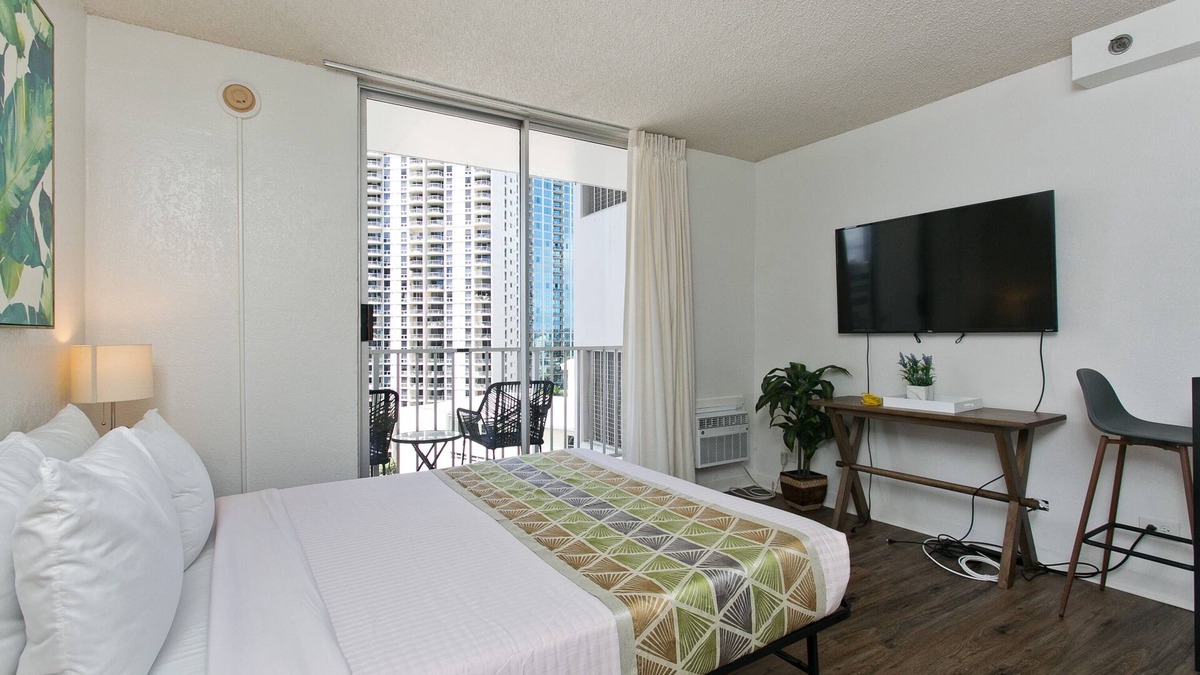 Ala Moana Apartment | Nicely updated Inn on the Park Queen Studio, Near Marina & Fort DeRussy.