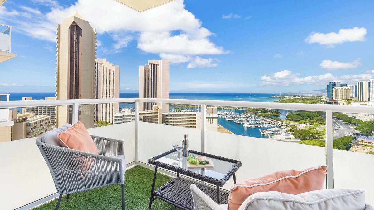 Waikiki Condo | Ocean-City Views Glamorous Condo at The Watermark w/Parking & Full Kitchen