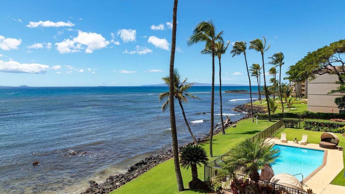 Maalaea Condo | Ocean front 2-bedroom condo in fantastic Wailuku with cool AC