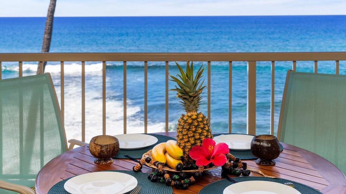 Historic Kailua Village Condo | 🏖️Ocean Front Deluxe | Top Floor | AC | Concierge Included