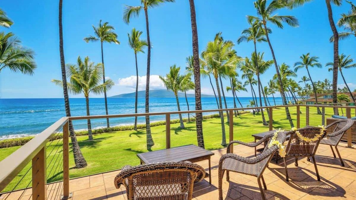 Downtown Lahaina House | OCEAN FRONT | POOL! Walk to the Beach! 3 KING BEDS