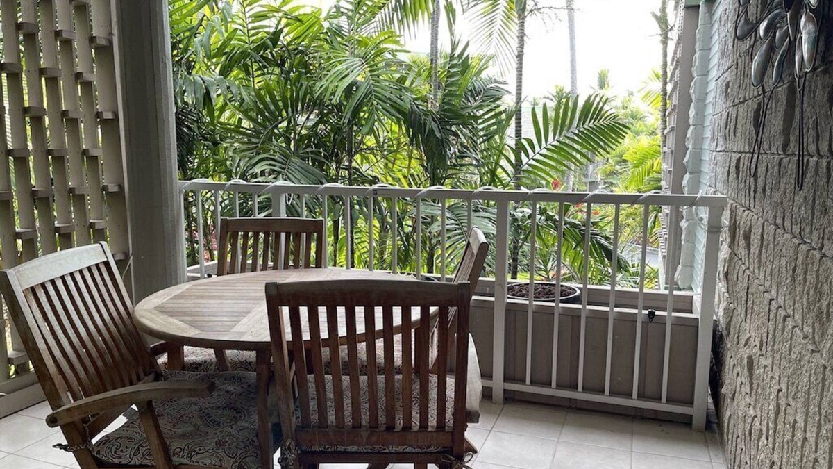 Kailua-Kona Condo | Ocean front property! Cozy, 2nd floor condo, serene garden view