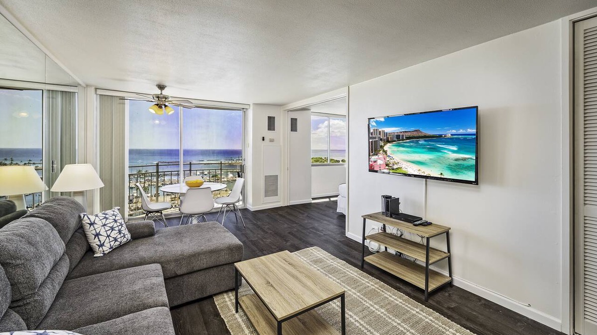 Waikiki Condo | Ocean-Marina Yacht Views Condo Steps to the Beach w/Full Kitchen & Free WiFi