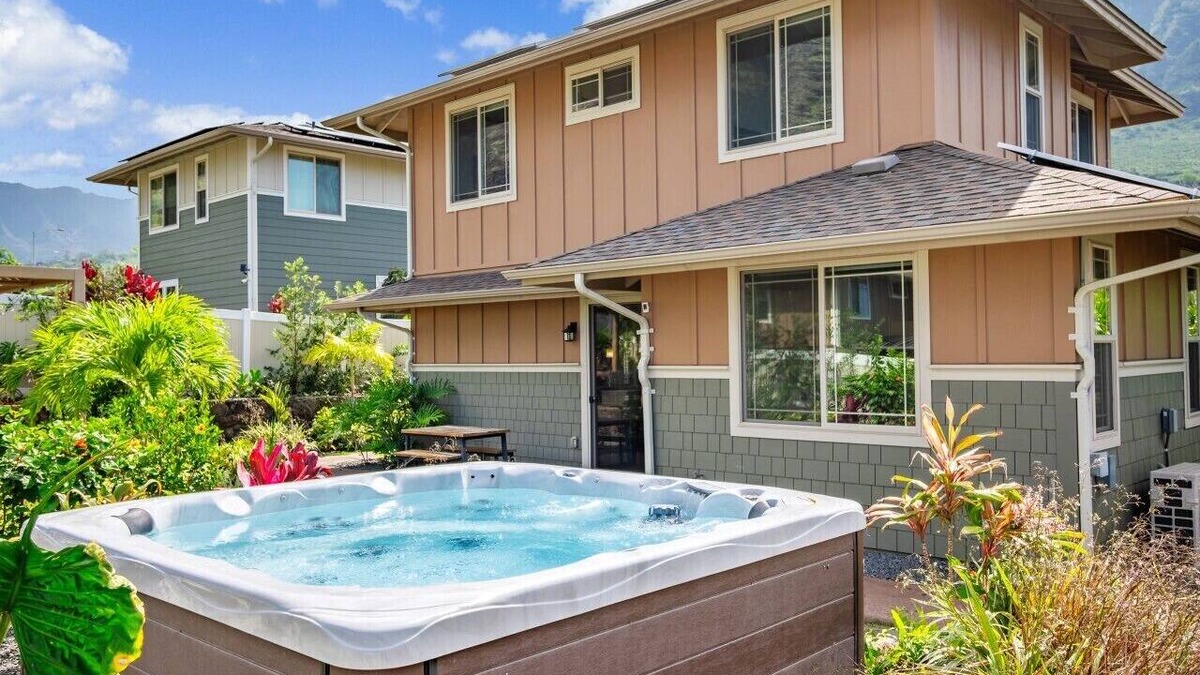 Makaha Valley House | Ocean+Mountain View|Beach 6 Min|BBQ|Gated|Parking