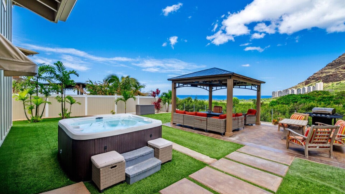 Makaha Valley House | Ocean+Mountain View|Beach 5 Min|Fire Pit|Free PKG