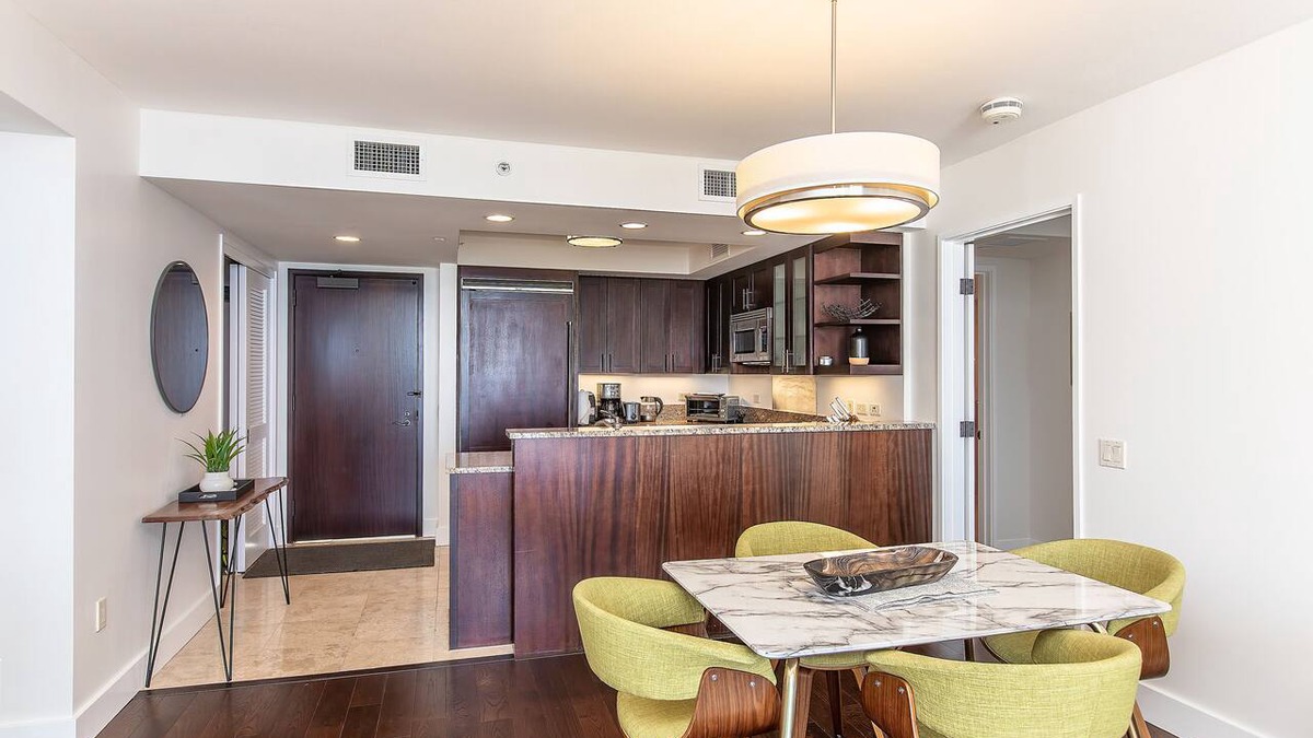 Waikiki Condo | Ocean View 2 Bed Condo w/AC/Pool/Gym/1 Parking/Washer & Dryer