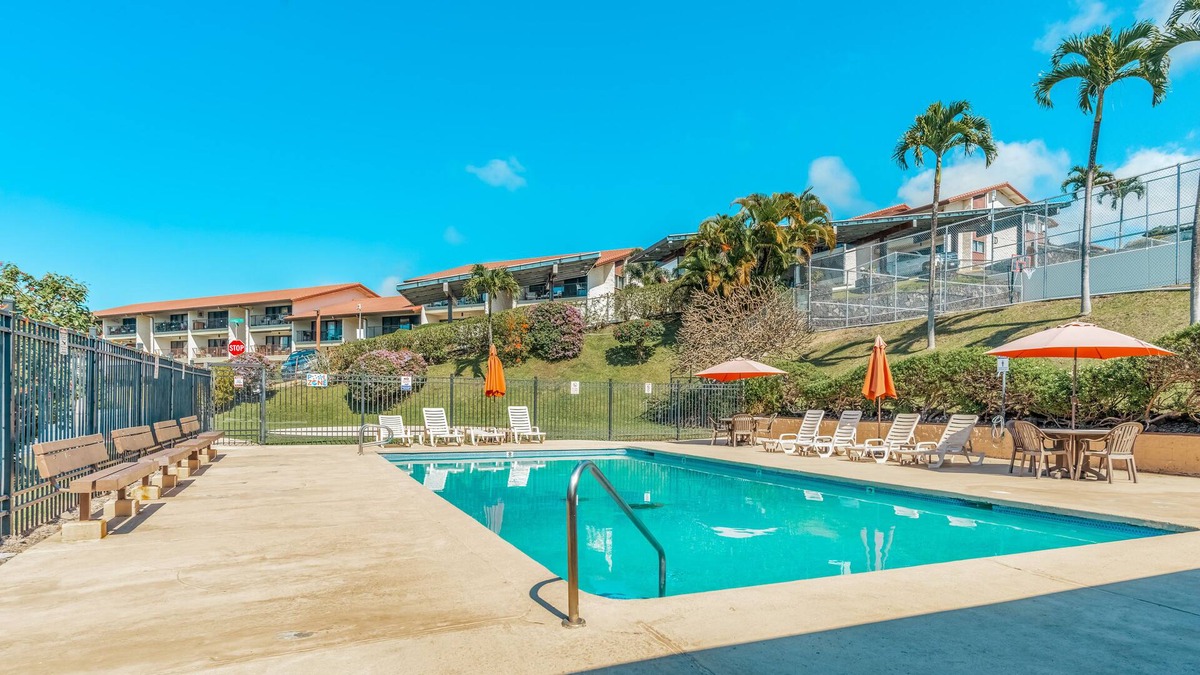 Honalo Condo | Ocean-view condo in great location with outdoor pool, sports courts, & lanai