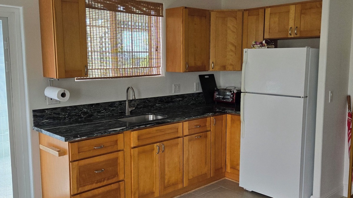 Pepeekeo Cottage | Ocean View Couple's Cottage with Fruit Orchard