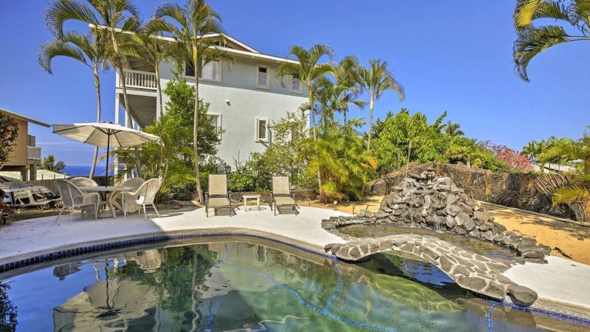 Kahaluu Bay Apartment | Ocean View on block from Ocean Walk to Beach