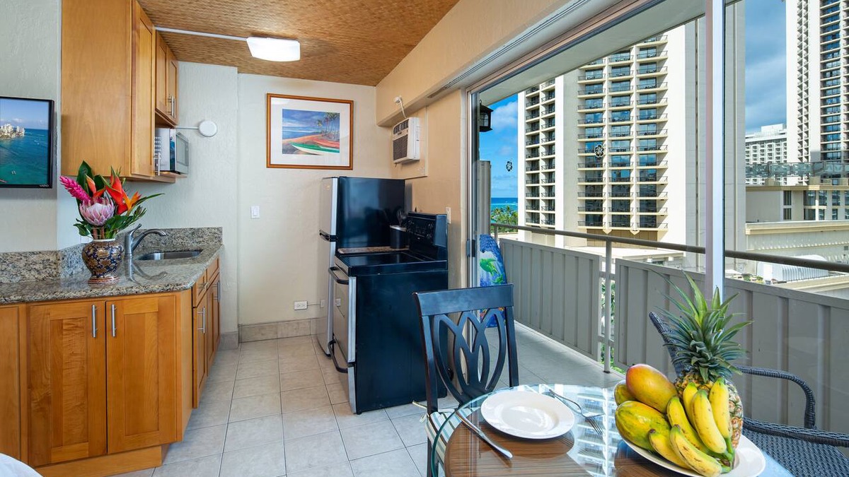 Waikiki Condo | Ocean View Studio | Steps to Waikiki Beach + Private Lanai