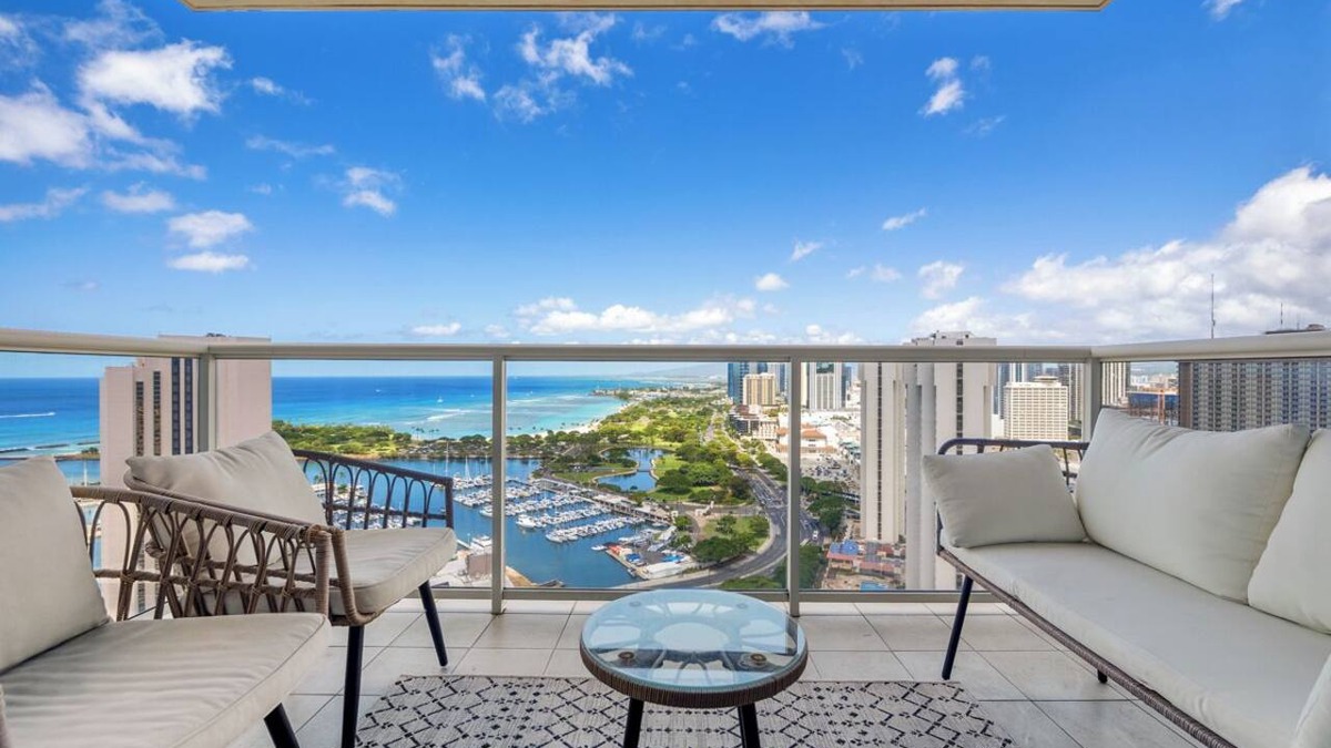 Waikiki Condo | Ocean View Waikiki 2BR Monthly Condo | Parking, AC & Laundry