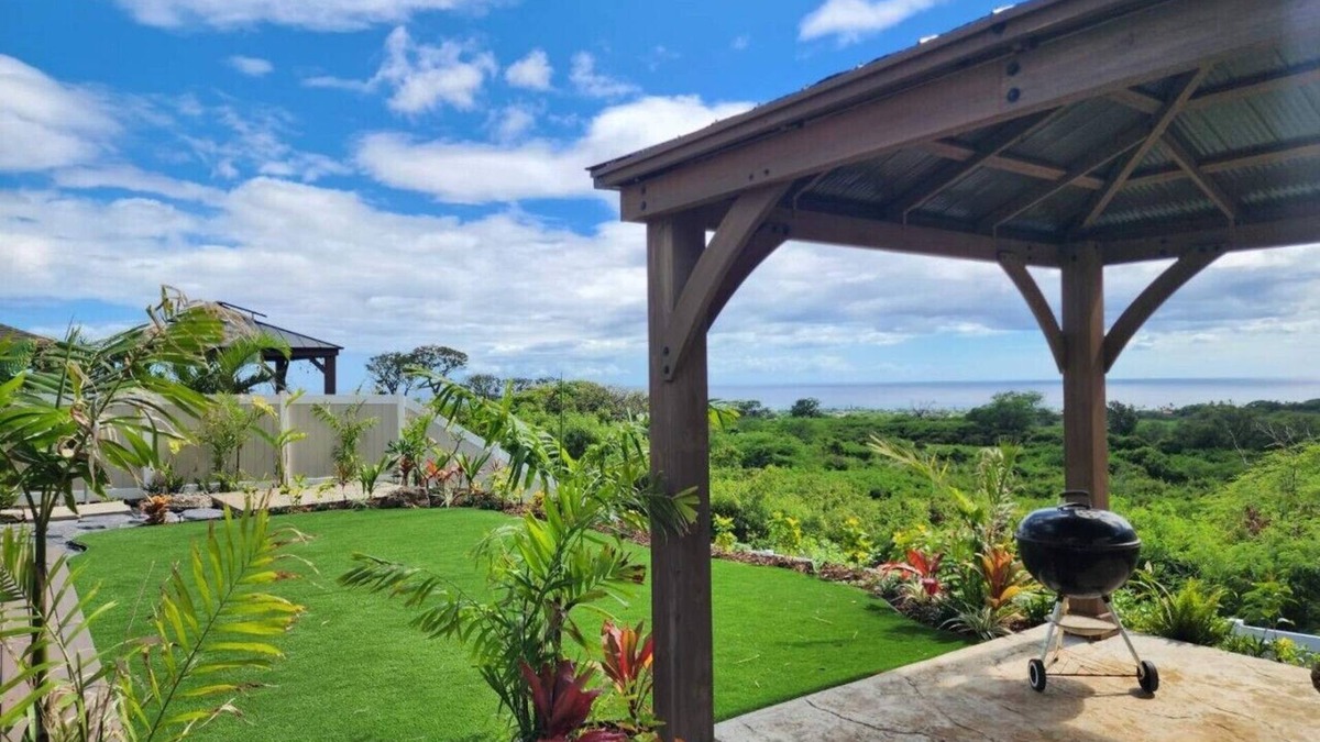 Makaha Valley House | Ocean Views|Outdoor Kids Play Set|BBQ|Beach 6 Min