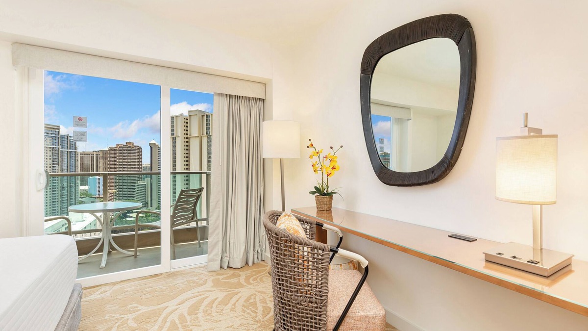 Ala Moana Hotel | Ocean Views + Walkway to Mall-Ala Moana Hotel 2513