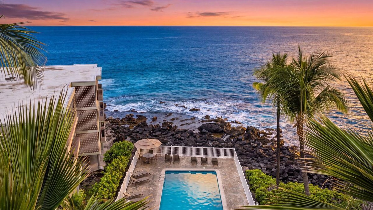 Kailua-Kona Condo | Oceanfront 1/1 Kailua Kona Shores | Lanai + Pool