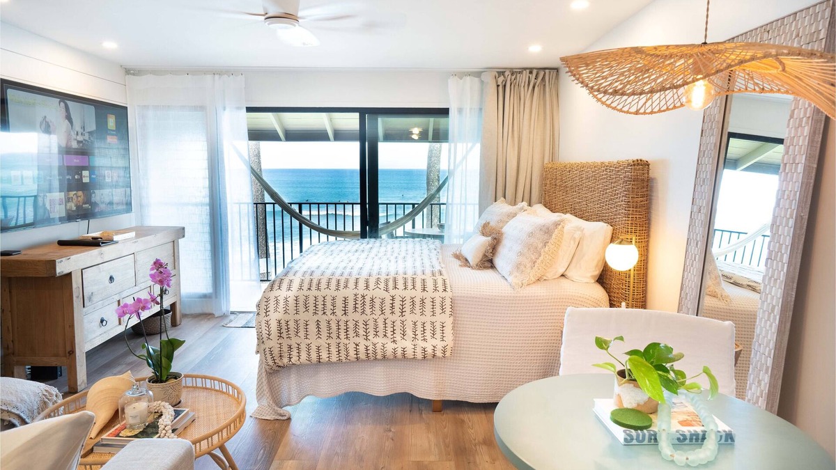 Kahana Apartment | Oceanfront Designer Studio-Amazing Ocean Views-AC -Turtle Viewing Beach